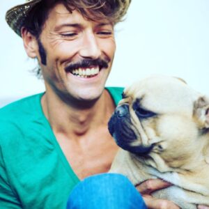 Laurent Kerusoré Instagram - 3 ans aujourd’hui que Ginette, première kékéné de la dynastie Keru! Elle me manque toujours autant. Pas une journée sans penser ou parler d’elle. C’était ma Ginette reine des Bouledogues. #bouledoguefrançais #ginette #🖤 #ilovemydog #toujoursavecmoi #frenchbulldog