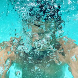 Laurent Kerusoré Instagram - Bonne soirée et bon week-end. Dimanche je fête mes 47 piges! Je suis comme un poisson dans l’eau #commeunpoissondansleau #heureux #weekend #swimmingpool #swimming #piscine #summer #ete2021 #happy #vendredi #🐬 #🏊🏻‍♂️