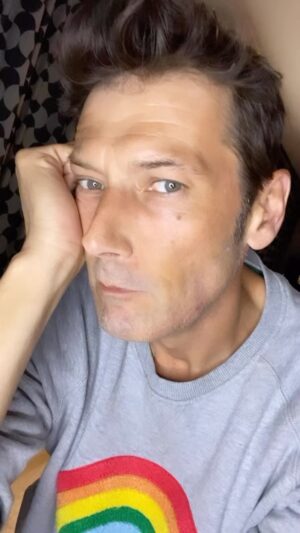Laurent Kerusoré Instagram - Nouveau rôle, nouveau projet… et sans ma barbe Mistralienne #ilovemyjob #nouveauprojet #nouveaurôle #affaireàsuivre #acteurs #heureux #serietv #rôle #bientôt #😉#sanslabarbe