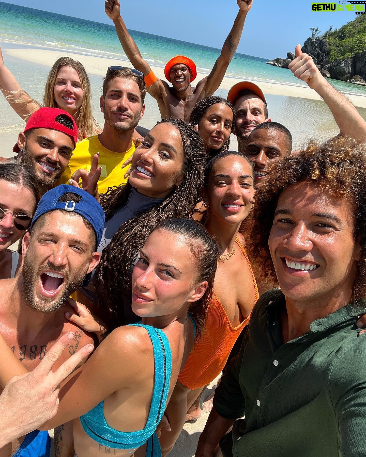 Laurent Maistret - 24.2K Likes - Et Voilà, c’est la fin de cette superbe aventure. 🌴
Un énorme merci à tous les Apprentis Aventuriers qui sont devenus Aventuriers aguerris.
Ils ont tous gagné cette aventure à leur façon.
Merci de m’avoir fait vibrer, de m’avoir fait rigoler et de m’avoir ému.
Merci d’avoir été cool avec moi car c’était la première fois pour moi que j’endossais le rôle d’animateur principal et j’ai adoré!!
Nous avons partagé des moments forts et j’espère vous avoir donné le nécessaire pour vivre pleinement cette aventure.
Un grand merci à @florencefayard , @jeromefouqueray , @pgledan @naleym et @w9officiel de m’avoir fait confiance, à @bengiaz de m’avoir guidé dans l’ombre. Et à toute l’équipe de tournage pour leur good vibe. ❤️
Un grand bravo à l’équipe rouge pour avoir gagné cette 5ème édition des Apprentis Aventuriers et à l’équipe blanche qui n’était malheureusement pas présente lors de la photo.
Un gros gros merci pour vos messages de soutien et de votre fidélité tout au long des épisodes. J’espère que vous avez kiffé tout comme moi.
N’hésitez pas à me dire quel était votre moment préféré de toute cette saison.
Gros bisous à tous 😘