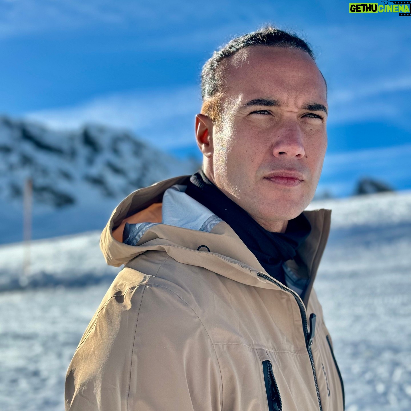 Laurent Maistret - 6K Likes - Vous êtes plutôt montagne ou plage? 🏔️ ou 🏝️
Le mois dernier j'ai eu la chance d'aller faire du ski à Val d'Isère et de me baigner en Casamance au Sénégal et entre les deux mon cœur balance.
Un grand merci à Ski Lodge de m'avoir si bien accueilli et aux locaux de Cap Skiring pour leur gentillesse. 🙏🏾❤️
#ski #montagne #senegal @villagemontana #partenariatnonrémunéré