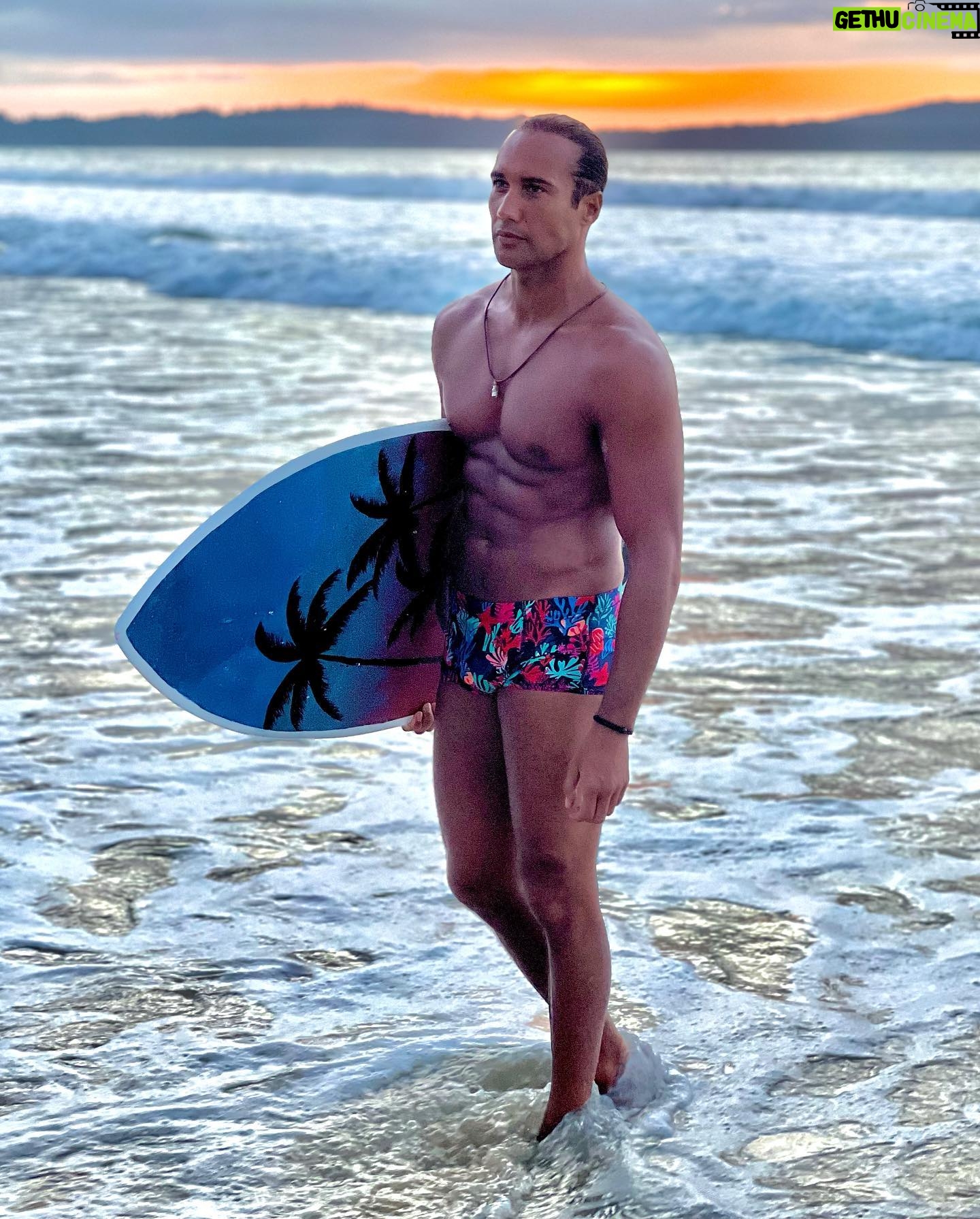 Laurent Maistret - 8.5K Likes - Ce froid m’a donné envie de retrouver ma planche aux Philippines. 🏝️
Mais bon on va attendre un ptit peu que le froid passe🥶