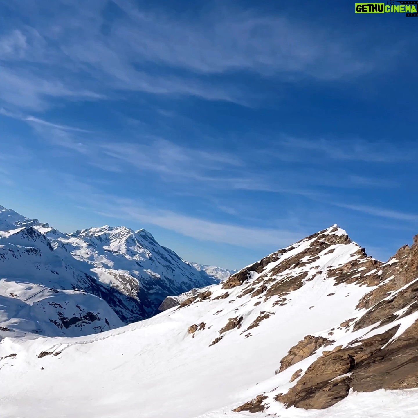 Laurent Maistret - 6K Likes - Vous êtes plutôt montagne ou plage? 🏔️ ou 🏝️
Le mois dernier j'ai eu la chance d'aller faire du ski à Val d'Isère et de me baigner en Casamance au Sénégal et entre les deux mon cœur balance.
Un grand merci à Ski Lodge de m'avoir si bien accueilli et aux locaux de Cap Skiring pour leur gentillesse. 🙏🏾❤️
#ski #montagne #senegal @villagemontana #partenariatnonrémunéré