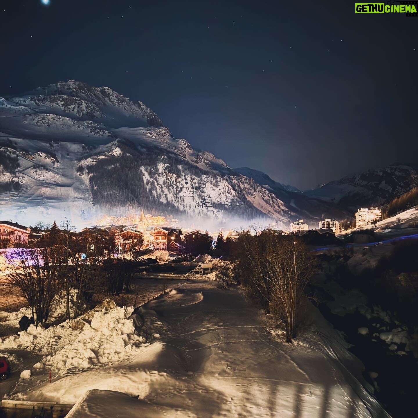 Laurent Maistret - 6K Likes - Vous êtes plutôt montagne ou plage? 🏔️ ou 🏝️
Le mois dernier j'ai eu la chance d'aller faire du ski à Val d'Isère et de me baigner en Casamance au Sénégal et entre les deux mon cœur balance.
Un grand merci à Ski Lodge de m'avoir si bien accueilli et aux locaux de Cap Skiring pour leur gentillesse. 🙏🏾❤️
#ski #montagne #senegal @villagemontana #partenariatnonrémunéré