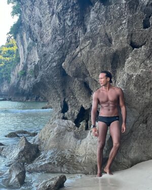 Laurent Maistret Instagram - Vous êtes plutôt slip ou short de bain? 
🩲ou🩳? 
J’accepterai que vous me disiez que ça fait kéké ? 😅