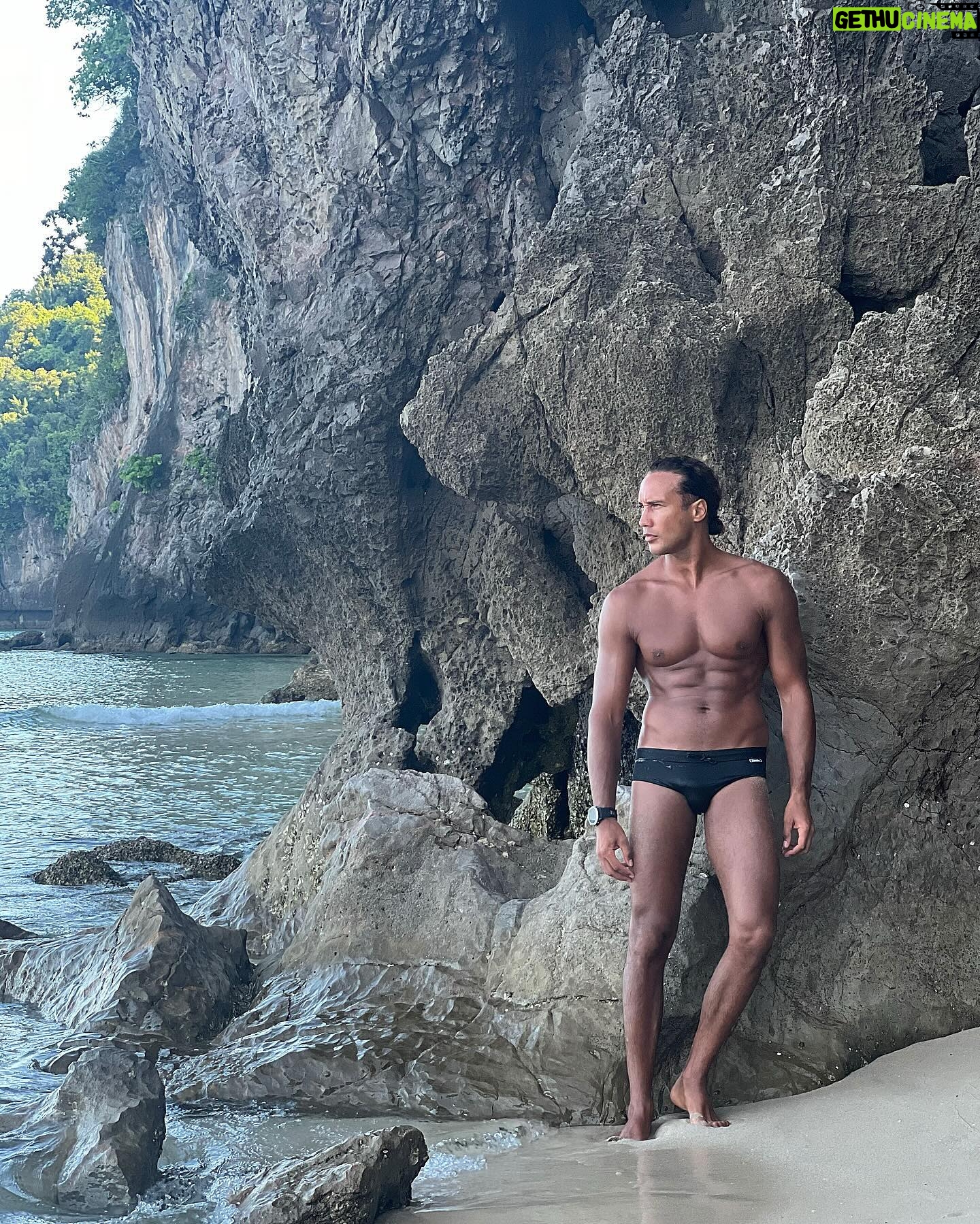 Laurent Maistret - 7.8K Likes - Vous êtes plutôt slip ou short de bain?
🩲ou🩳?
J’accepterai que vous me disiez que ça fait kéké ? 😅
