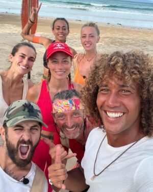 Laurent Maistret Instagram - Et voilà. C’est la fin d’une super saison des Apprentis Aventuriers qui prend fin. 
Un grand bravo à tous les candidats de cette saison 👏🏼
J’ai adoré partager cette aventure avec vous et sachez que j’ai beaucoup de respect pour vous 🙏🏾
J’ai tout fait pour vous mettre à bout avec de superbes épreuves et avec mes copains 🪳🕷️ mais vous vous êtes surpassés. (enfin peut être pas tous)…
Un grand bravo pour l’équipe blanche pour sa victoire !! Et chapeau à l’équipe 🟠 et 🔴. C’était très serré!!
Un grand merci à vous les téléspectateurs pour votre fidélité et j’espère que cette saison vous a plu.
Un grand merci à @w9officiel @bengiaz et @florencefayard de m’avoir fait confiance pour animer cette nouvelle saison. 
Bisous à tous !!!