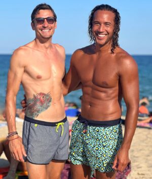 Laurent Maistret Instagram - Holà !! 🇪🇸 
Gros bisous à tous de Barcelone avec mon @claude_kohlanta !! Barre de rire assurée 🤣

#españa #espagne #barcelona #barcelone #vacances #holidays #bogatell
