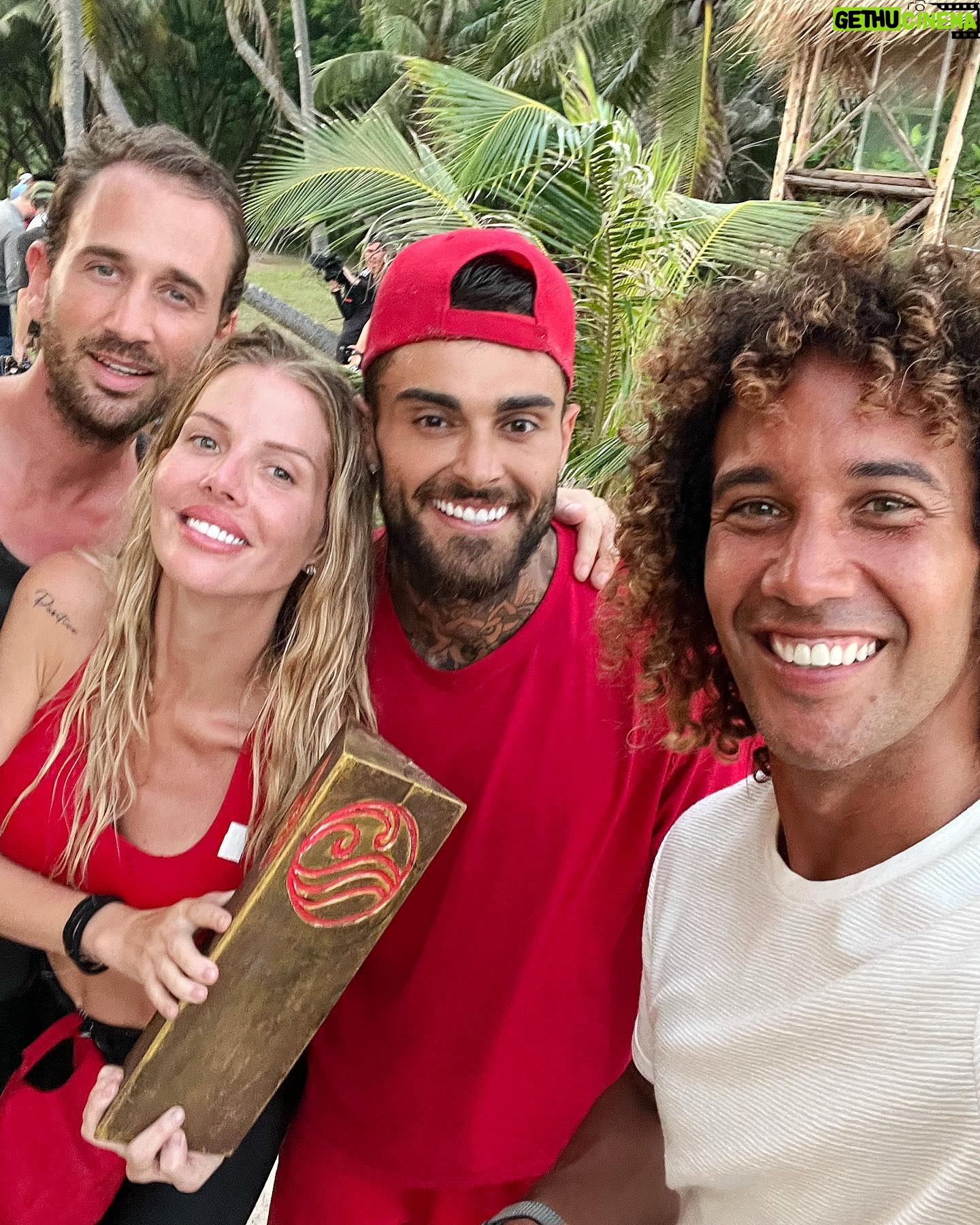 Laurent Maistret - 24.2K Likes - Et Voilà, c’est la fin de cette superbe aventure. 🌴
Un énorme merci à tous les Apprentis Aventuriers qui sont devenus Aventuriers aguerris.
Ils ont tous gagné cette aventure à leur façon.
Merci de m’avoir fait vibrer, de m’avoir fait rigoler et de m’avoir ému.
Merci d’avoir été cool avec moi car c’était la première fois pour moi que j’endossais le rôle d’animateur principal et j’ai adoré!!
Nous avons partagé des moments forts et j’espère vous avoir donné le nécessaire pour vivre pleinement cette aventure.
Un grand merci à @florencefayard , @jeromefouqueray , @pgledan @naleym et @w9officiel de m’avoir fait confiance, à @bengiaz de m’avoir guidé dans l’ombre. Et à toute l’équipe de tournage pour leur good vibe. ❤️
Un grand bravo à l’équipe rouge pour avoir gagné cette 5ème édition des Apprentis Aventuriers et à l’équipe blanche qui n’était malheureusement pas présente lors de la photo.
Un gros gros merci pour vos messages de soutien et de votre fidélité tout au long des épisodes. J’espère que vous avez kiffé tout comme moi.
N’hésitez pas à me dire quel était votre moment préféré de toute cette saison.
Gros bisous à tous 😘