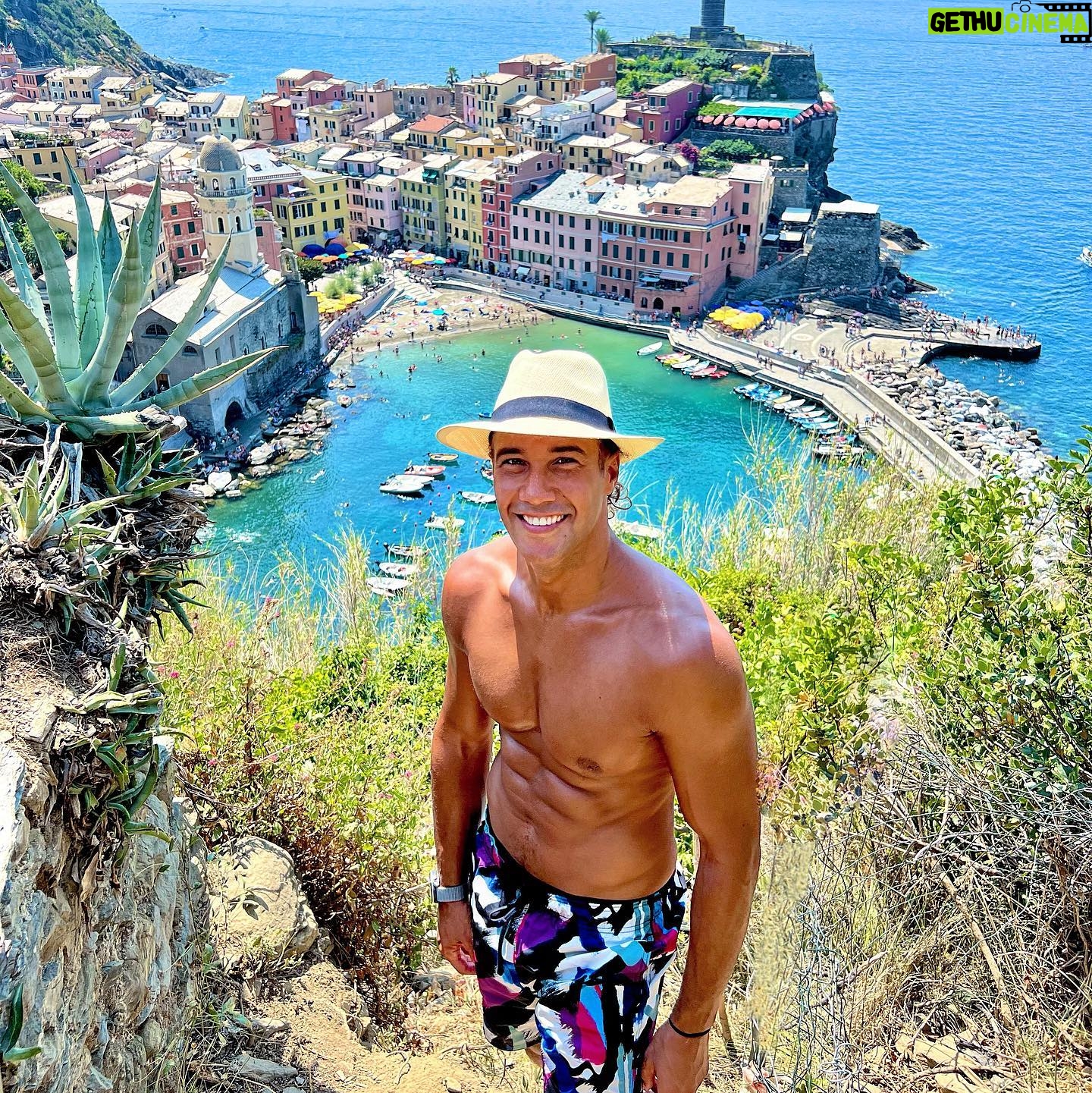 Laurent Maistret - 7.3K Likes - Cia Tutti 🇮🇹🤌🏼
Gros bisous à tous en provenance des 5 terres en Italie.
Un lieu très joli avec plusieurs villages côte à côte entre les montagnes et mer.
#italie #cinqueterre #graciemille #calzon #vernazza