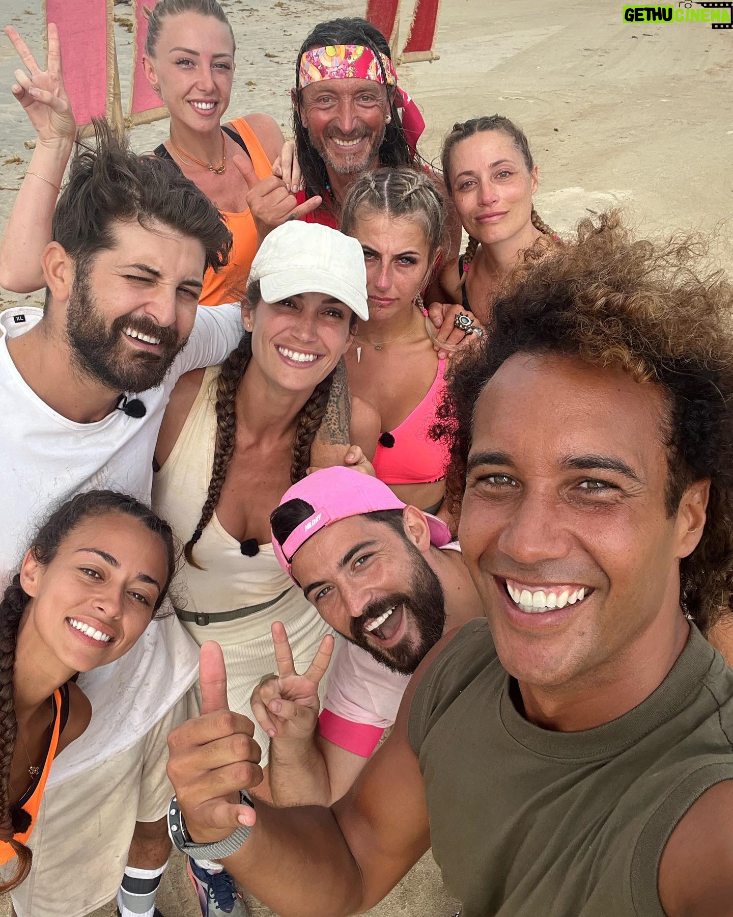 Laurent Maistret - 15.8K Likes - Et voilà. C’est la fin d’une super saison des Apprentis Aventuriers qui prend fin.
Un grand bravo à tous les candidats de cette saison 👏🏼
J’ai adoré partager cette aventure avec vous et sachez que j’ai beaucoup de respect pour vous 🙏🏾
J’ai tout fait pour vous mettre à bout avec de superbes épreuves et avec mes copains 🪳🕷️ mais vous vous êtes surpassés. (enfin peut être pas tous)…
Un grand bravo pour l’équipe blanche pour sa victoire !! Et chapeau à l’équipe 🟠 et 🔴. C’était très serré!!
Un grand merci à vous les téléspectateurs pour votre fidélité et j’espère que cette saison vous a plu.
Un grand merci à @w9officiel @bengiaz et @florencefayard de m’avoir fait confiance pour animer cette nouvelle saison.
Bisous à tous !!!