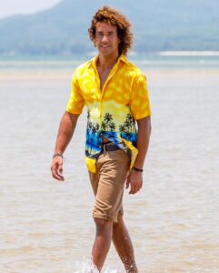 Laurent Maistret Instagram - J’aurais adoré présenter en chemise Hawaiienne 🌴🌼
Peut etre pour la prochaine saison 😜
Ca passe ou ça fait trop? Dites moi votre avis.
Photo: Patrick Robert