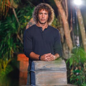 Laurent Maistret Instagram - Première cérémonie des votes dans les Apprentis Aventuriers. 🌴
Ca faisait trop bizarre d’endosser le Rôle du maître de Cérémonie, moi qui ai toujours du mal à rester serieux. D’être le Denis Brogniard version Cubain 😂
Qui voyez vous aller en Duel? 
🔴⚫️🟡🟠🔵⚪️👽(gris)
À vous de jouer 👍🏽
Pas de spoil svp pour ceux qui ont vu l’épisode sur Salto ⚠️
#apprentisaventuriers #laa