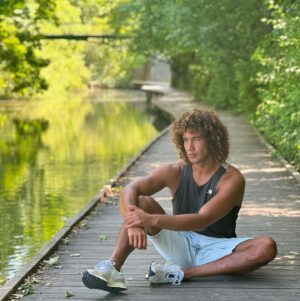 Laurent Maistret Instagram - Petit break pour profiter de la nature 🍀🍃Tu préfères faire du sport en intérieur ou en extérieur?

#nature #outdoor #taketime #relax