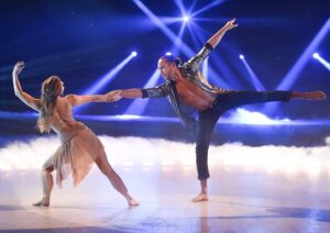 Laurent Maistret Instagram - Il y a 6 ans, jour pour jour. Nous remportions la septième saison de Danse avec les stars avec ma @denitsaofficiel ! Quelle aventure inoubliable, quel challenge !!! 
Merci de nous avoir permis de soulever le trophée ❤️

#dals #danseaveclesstars #dwts
