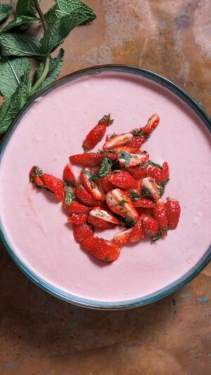 Laurent Mariotte Instagram - Le printemps ramène sa fraise! 🍓J’en ai fait une mousse 😉La recette est sur mon site www.laurentmariotte.com
Bonne semaine ! #fraise #saison #fraisesfrançaises #petitsplatsenequilibre #dessert @tf1 📸 @nicolasedwige