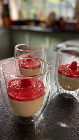 Laurent Mariotte Instagram - Si il vous manque une idée de dessert pour la Fête des Mères, en voici une.  Flan libanais à l’eau de rose et aux framboises. Merci @pierrehermeofficial pour l’inspiration avec l’Ispahan 😉. @ph_carrement_chocolat 
#flanlibanais #eauderose #ispahan #framboises