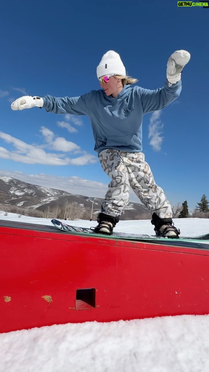 Laurie Blouin - 2.1K Likes - Good times and good vibes🌸💃 #Snowboarding #Spring #WoodwardParkcity