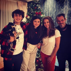 Laurie Fortier Instagram - Happy New Year from our crew to yours🥳 🎊 ❤️
.
.
.
#happynewyear #goodbye2020 #bringon2021 #love #family  #onlyonelife