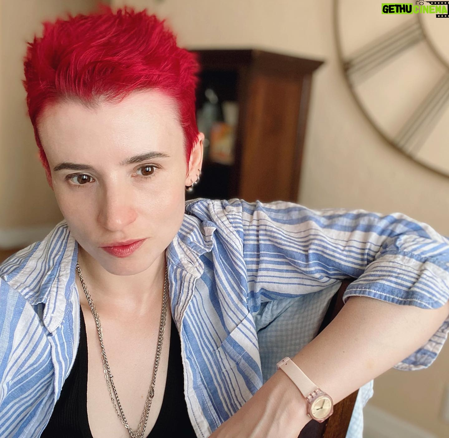 Laurie Penny - 624 Likes - Proof of life. Face almost back to normal size.