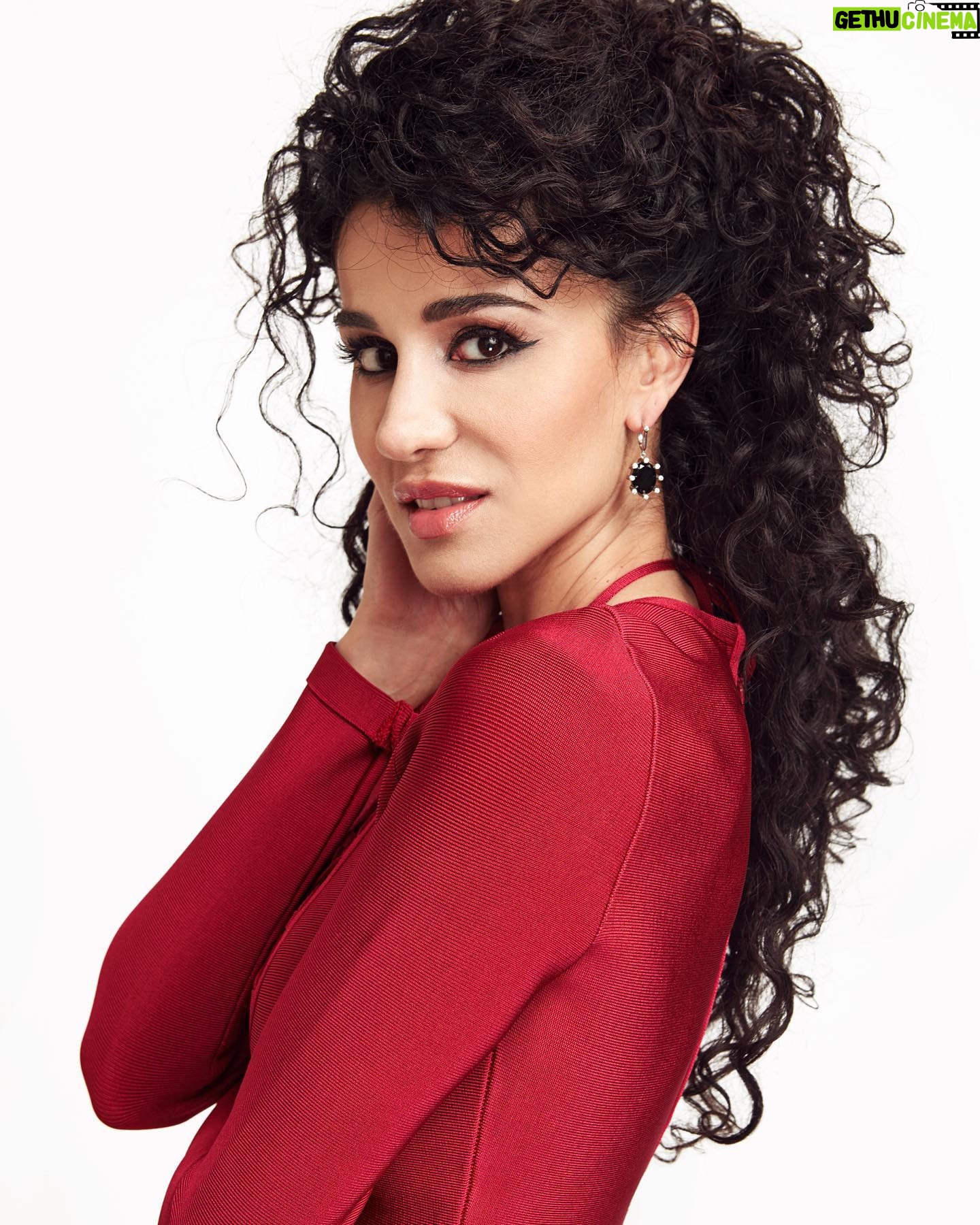 Layla Alizada - 3.6K Likes - Friday #mood - Happy Weekend! 😘 photo credit @rickymiddlesworth