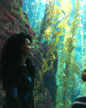 Layla Alizada Instagram - Surrender to new experiences. Surround yourself with people who share your deepest values, who bring out the best in you, who make the effort to remember the important things going on in your life. Who believe in you when you’re struggling. This allows real connection and love to exist. Sometimes I forget to live by this. But then I am reminded that the people we spend our lives with shape our path, for better or worse. Choose wisely 💫✨