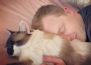 Layla Alizada Instagram - Best #catdad ever. Trying to nurse our little Sushi back to health 🐾