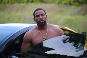 Laz Alonso Instagram - Que se mueran de envidia toditos. Para eso tengo azabache ⚫️🔰🔆