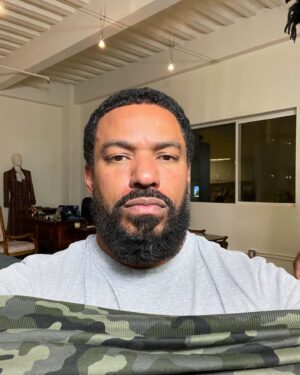 Laz Alonso Instagram - To the beard lovers, MM didn’t always have a beard, as you see here in the source material. He was a Marine, clean shaven. Now that he reports to the head of the CIA and the White House as leader of The Boys, he’s dressing the part, hence him wearing a suit for the first time in 4 seasons. Season 3 episode 1 I brought back the mini fro he has in the comics as well (slide 2). Every season I add an homage to the source material and weave it into the story. As an actor it is our job as storytellers to use everything we have to tell a story.  Including facial hair. #beard #beardgang #Mothersmilk #MM #TheBoys