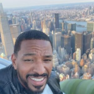 Laz Alonso Instagram - A couple of weeks ago when we did the visit to @empirestatebldg. If you haven’t done the tour it’s worth it, we went to the very top, so high that helicopters were flying beneath us. Last picture, we got a little visit from Vhagar, the star of one of our competitor shows. I let her know I’m #TeamBlack
