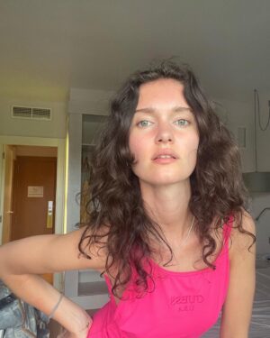 Léa Bonneau Instagram - 💅👙🩴🦋🌴