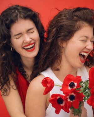 Léa Bonneau Instagram - 🌺Sœurs 🌺 avec @leabonleabon @carlabonneau leurs rires et leurs anémones 🌺 #portrait #portraitphotography #portraitphotographer #portraits #sister #sisterhood #sisters #spring #springtime #flower #flowers #anemone #beauty #headshots #headshot #headshotsonly #headshotphotographer #headshotphotography #frenchgirls #frenchsisters #brunette #paris #belleville #naturallight #2023 #spring2023