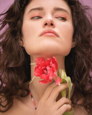 Léa Bonneau Instagram - 🌺Sœurs 🌺 avec @leabonleabon @carlabonneau leurs rires et leurs anémones 🌺 #portrait #portraitphotography #portraitphotographer #portraits #sister #sisterhood #sisters #spring #springtime #flower #flowers #anemone #beauty #headshots #headshot #headshotsonly #headshotphotographer #headshotphotography #frenchgirls #frenchsisters #brunette #paris #belleville #naturallight #2023 #spring2023