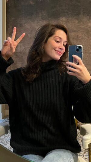 Léa Bonneau Instagram - Balancez votre meilleure anecdote de Noël 😂 Merci à @fascinato.paris pour les boucles d’oreilles ✨ #noel