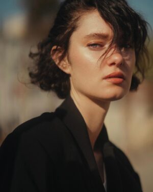 Léa Bonneau Instagram - Eating local 💃💛 shooting by @_icyphoto_ 🫰🏻 new Hair by @ninaolivet 🧡 thanks barcelona !!!