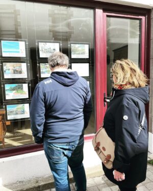 Léa Bonneau Instagram - 1. On s’emmerde mais d’un côté c’est pour ça qu’on est venu
2. Passer le week-end en région avec des gens au régime c’est le risque de se retrouver avec des gâteaux de merde dans les placards
3. Pas folle la guêpe, toujours le moyen de caler un ou 2 flyers dans une boutique (lien du spectacle en bio🤌🏼)
4. Un cliché 
5. Crunchy ASMR
6. Feeling like dans un train