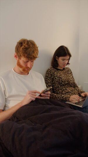 Léa Bonneau Instagram - L’écoute, la communication .. 😌
Avec @leabonleabon 

🎥 @henrywesthead 
#humour #couple #drole #humourdecouple