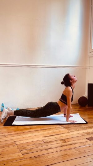 Léa Bonneau Instagram - Un plaisir d’être sur le tapis à côté d’eux 🙏🏻 🔇#humour #yoga #pilates