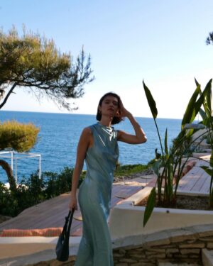 Léa Bonneau Instagram - Le thème du jour est : la couleur bleue 🪼🐟🌊🐠 merci pour ce beau voyage @cadillaceurope @lucilliachenel 🌸