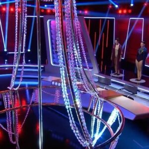 Lea Toran Jenner Instagram - Some snippets of „Sag die Wahrheit“ 📺 (find the video to watch the whole thing in my link in Bio)
🫶 with the wonderful @kathyinframe_de & @xtatjanaxx 

Copyright © SWR

Chandelier by @renaud_blais 
#aerialchandelier #circusartist #chandelier