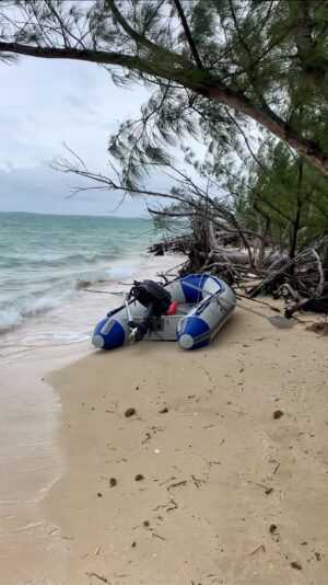 Lea Toran Jenner Instagram - We lost our dinghy 😳!! 
What an adventure with @renaud_blais, @svmoccasin & @dirtylittleboat in Hope Town, Bahamas 🇧🇸 
Seaside Stories 🌊 13 
#seasidestories