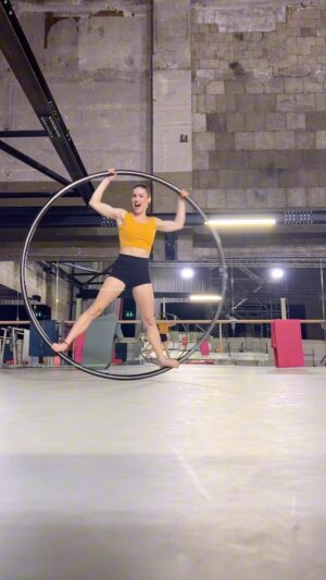 Lea Toran Jenner Instagram - My face going through so many emotions…. 😅😅 also @sarahtogni_cyrwheel thinks I sound American in this video 🤣🤣🤣 
#cyrwheel #circusartist