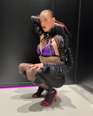 Lea Toran Jenner Instagram - Milan Fashion Week 🖤 
a unique Show created for Calzedonia. What a wonderful experience full of talented people. 

Thank you @villaeugenie & @viveskevin for your trust !
