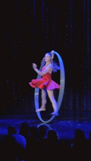 Lea Toran Jenner Instagram - I had the chance to perform my Solo Cyr Wheel Act for two nights at the Moulin Rouge in Paris 💃 what a wonderful experience! 

—

Ich durfte meine Solo Cyr Rad Nummer an zwei Abenden in Moulin Rouge in Paris aufführen 💃 es war wunderschön 🤩