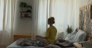 Lea Zoë Voss Instagram - Lucy bei dem Versuch zu Meditieren. 
Unsere Mini-Serie #liebejetzt kommt nächste Woche raus!
Sehen könnt ihr das Ganze auf @_zdfneo_ , oder in der @zdfmediathek 
Trailer in meiner Story!!! Danke, dass ich bei diesem besonderen Projekt dabei sein durfte! 🌸 ganz viel Liebe!! @totomlass @sarina_radomski @johannes.louis u.v.m.
#wirbleibenzuhause