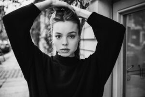 Lea Zoë Voss Instagram - Ich schreibe anders als ich rede, ich rede anders als ich denke, ich denke anders als ich denken soll und so geht es weiter bis ins tiefste Dunkel - Franz Kafka