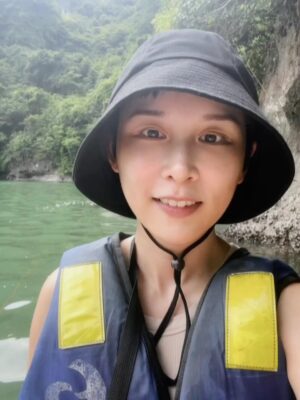 Leaf Yeh Instagram - 為啥金曲獎入圍公佈之後消失那麼多天 …
因為我在越南爬山跟划獨木舟哈哈哈

即使如此！還是準備了重磅驚喜

就是….
我們要辦演出啦～

跟夥伴在收訊可怕的狀態下開會
看著下龍灣的美景想說要怎麼排程
在獨木舟上決定，就是現在！

獨自划了一小時的我，覺得充滿力量🤣

立刻從防水袋拿出手機來錄這個語音邀請函（？）

快快～先把6/30留給我半日小旅行的時間

有興趣參加的人，貼文留言 1
最新的消息都會先傳給你☺️

#端午節人也不在台灣先當划龍舟練習