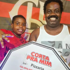 Leandro Firmino Instagram - É filhão... chegou a tão sonhada adolescência. 
Que Jeová te proteja e que você possa celebrar sempre rodeado  de pessoas que te amam e com as pizzas do @cortapramimdelivery que vc adora...

O pai te ama!

#sabado
#bandeirantes
#pizzaria
#saogoncalo 
#publi