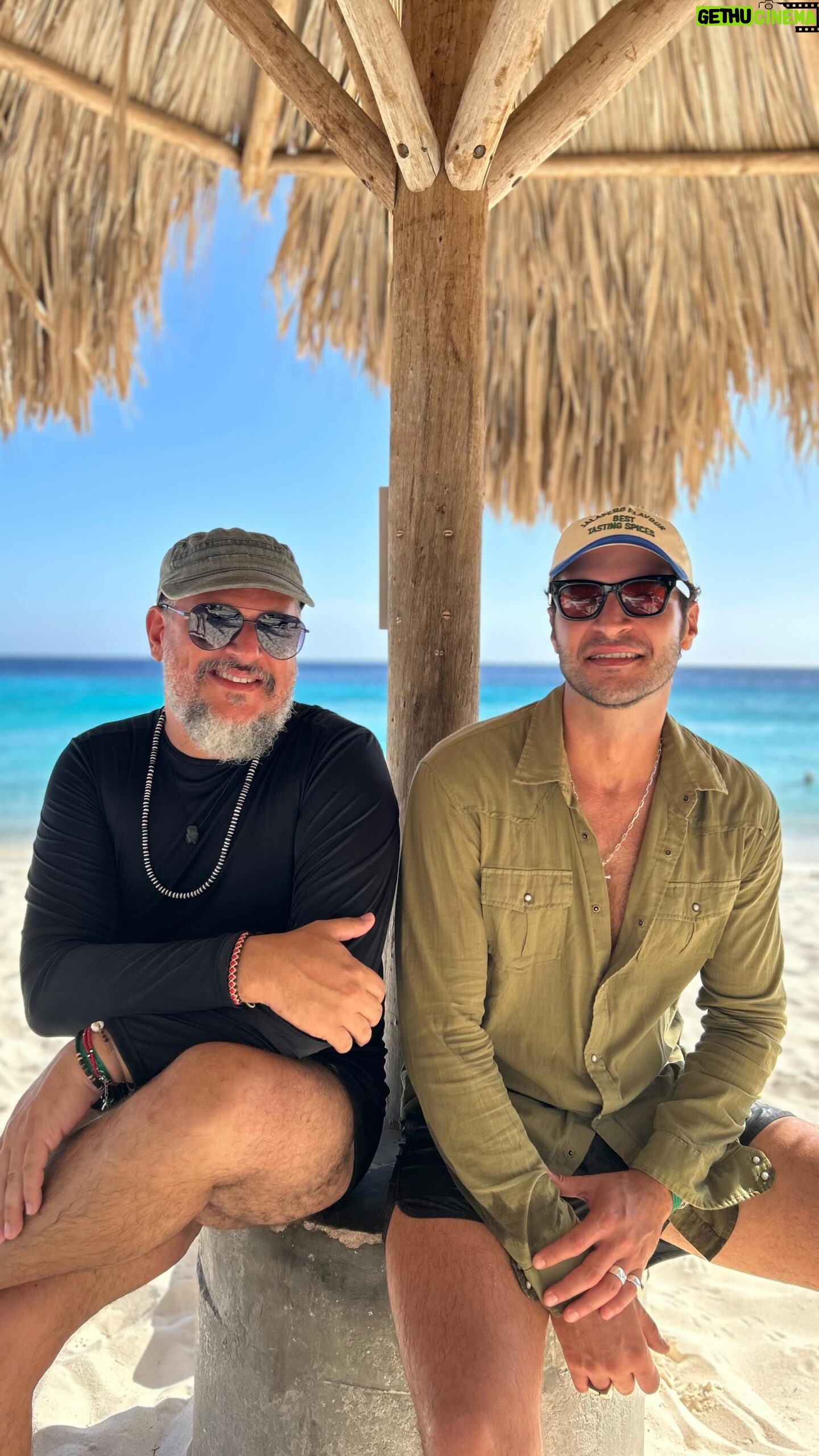 Leandro Lima - 4.7K Likes - olha só essa dupla que vai jogar nosso #SobeoSom edição especial #CaldeirãonoCaribe 💜😍🌊☀️🏝️🎶🎉 Seu Pereira e Leandro Lima e uma amizade baseada nessa música que tá tocando no fundo 😍🎶 logo mais, às 16h15 na Globola 🎉