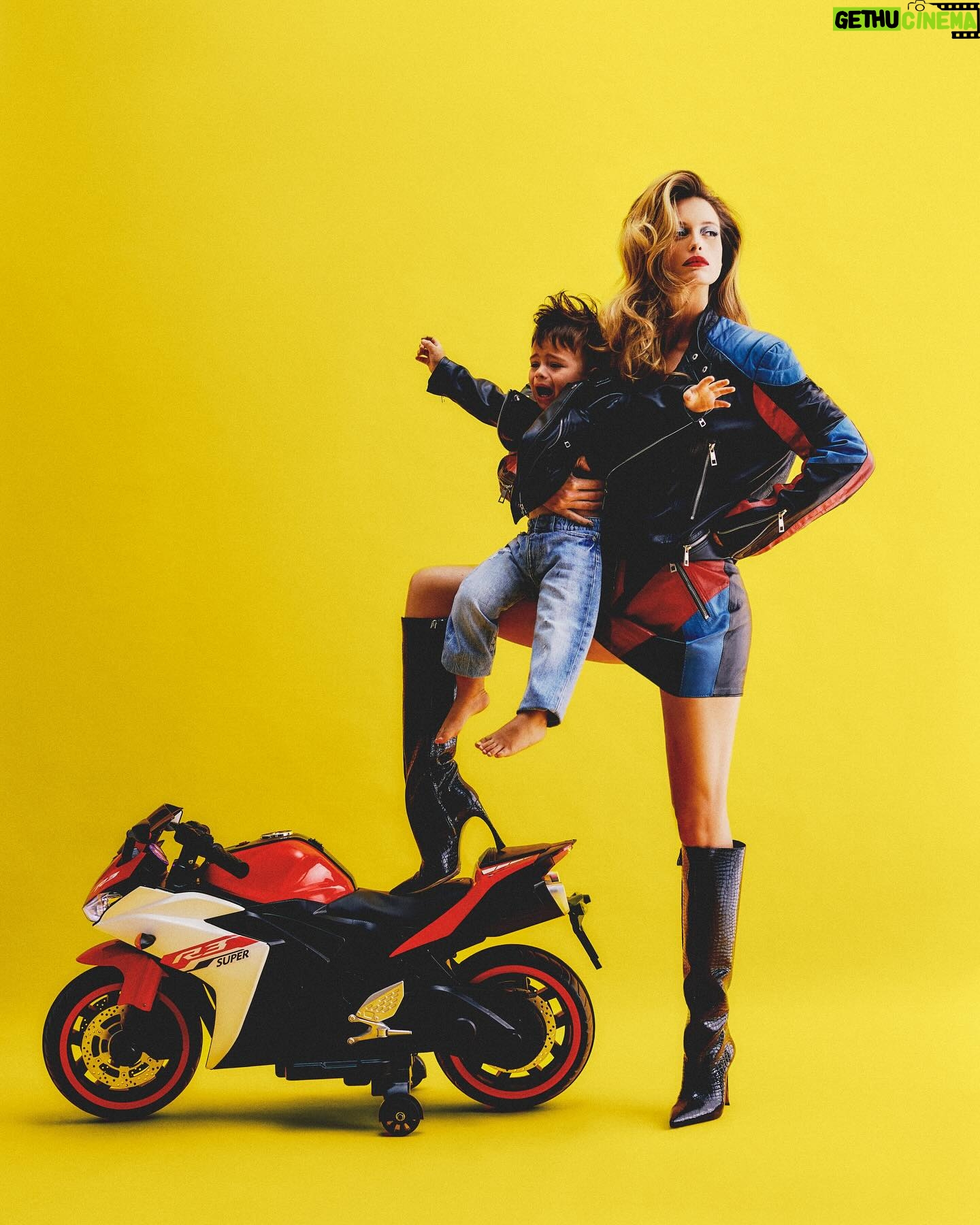 Leandro Lima - 28.7K Likes - FEAT family ! Eu e TONi fomos convidados a dar uma passadinha no trabalho da mamãe e olha oq que deu …. Editorial incrível para @forbeslifebr Convidados: @flavialucini (@megamodelbrasil)
@leandrolimale
Tony Lucini Lima
Fotos: @ivanerick (@thinkersmgmt)
Direção criativa: @leticiahaag (@mlagesofficial)
Edição de moda: @andrepuertas
Beleza: @willvieirabeauty (@prigonsalez) com produtos para make Dior Beauty e hair Keune
Set designer: @_lset
Produção executiva: @leili_rodrigues
Direção de Casting: @muchacha.iris
Produção de moda: @renankawano
Assistentes de foto: @luanzanini_ @tttthiagolima @victor_cazuza
Assistente de beleza: @guvrocha
Assistente de set designer: @mouraallan @benemoreira7286
Assistente de produção: @amandayfmendes
Camareira: @bazarpepinha
Manicure: @marleneaccyoli
Assistente de set: @guicaielli
Tratamento de imagem: @philipemortosa (@thinkersmgmt)
Agradecimentos: @kidscarsbr @tavola42 @trousseauoficial